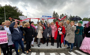 Słupszczanki podczas otwarcia Ronda im. Praw Kobiet w Słupsku